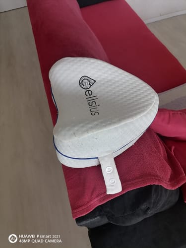 Photo d'un client montrant le coussin pour genoux Cellsius avec sa housse blanche matelassée.