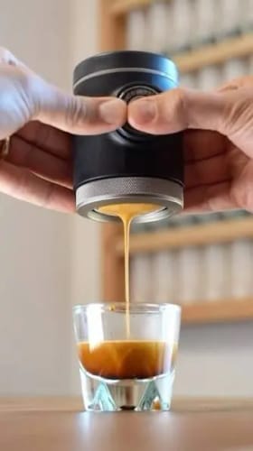 Customer photo review of Cafetera exprés portátil WACACO Picopresso, cafetera especial, café de viaje a presión de 18 bares, regalo, Año Nuevo