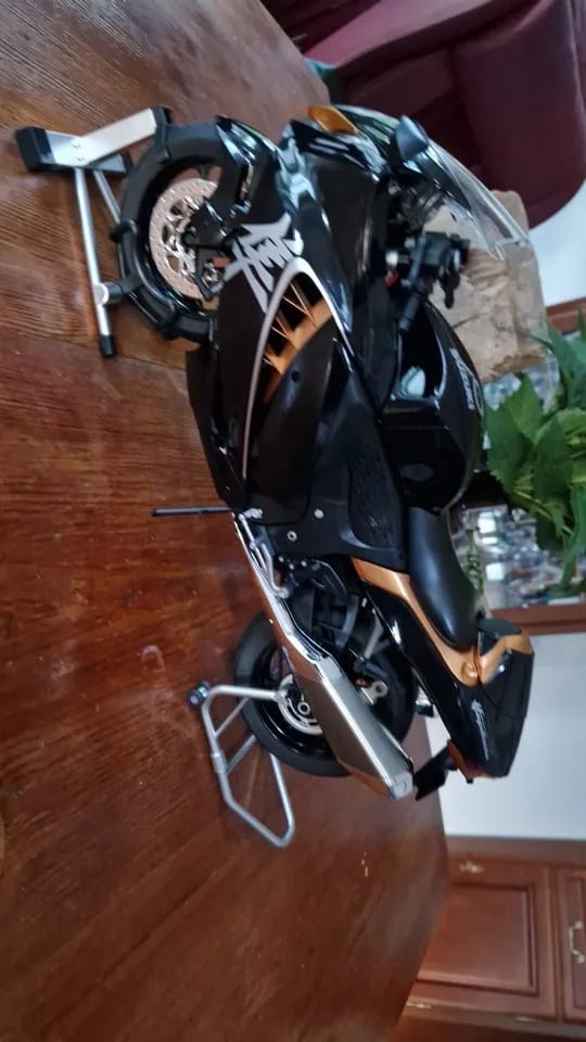 Customer photo review of Miniature Moto Suzuki Hayabusa 1:6 - Son, Fumée & Lumière
