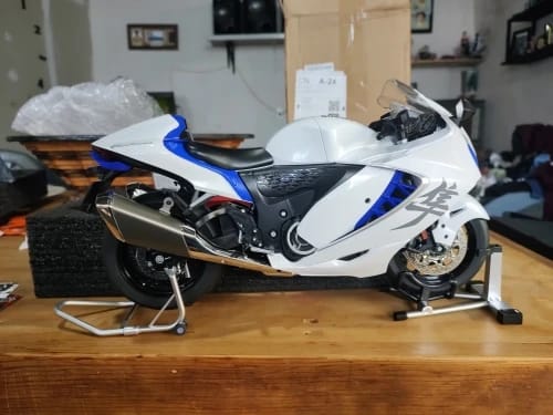 Customer photo review of Miniature Moto Suzuki Hayabusa 1:6 - Son, Fumée & Lumière