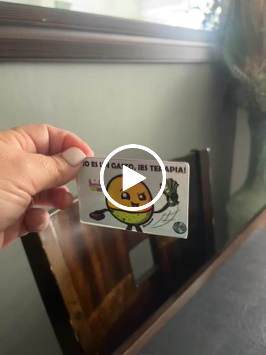 Customer video review of No es un Gasto, es Terapia - Sticker para Tarjeta de Crédito