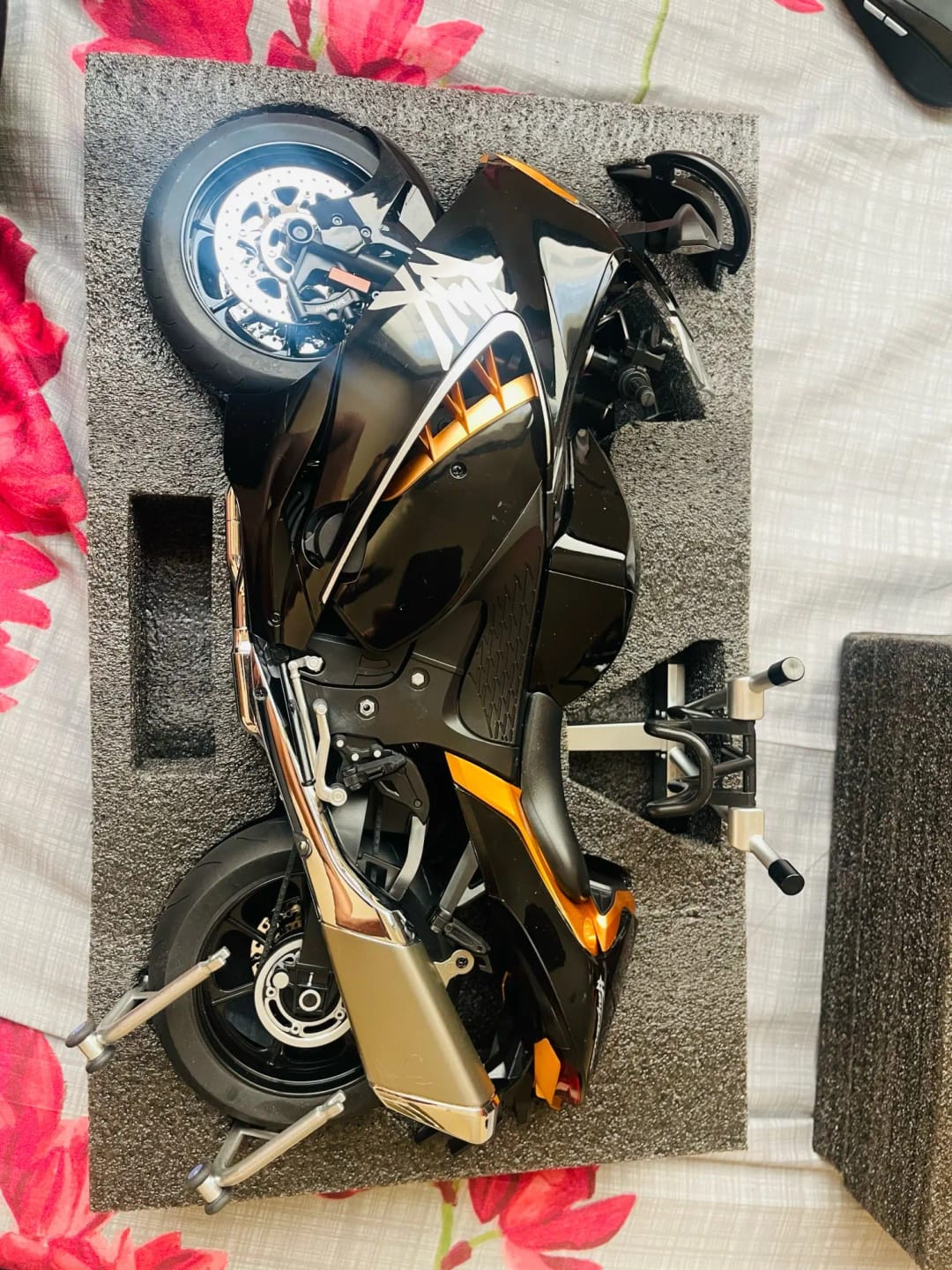 Customer photo review of Miniature Moto Suzuki Hayabusa 1:6 - Son, Fumée & Lumière