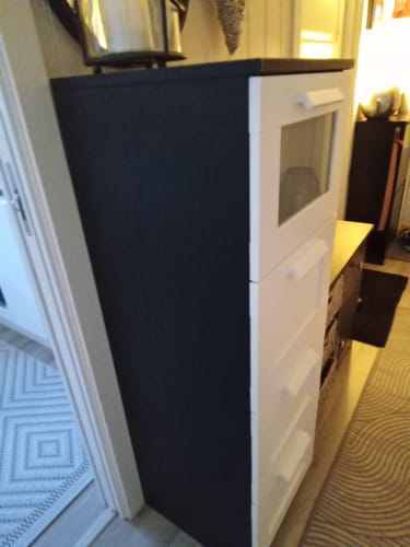 Kundens hvite kommode med Treverk sort matt kontaktplast påført på siden og toppen.