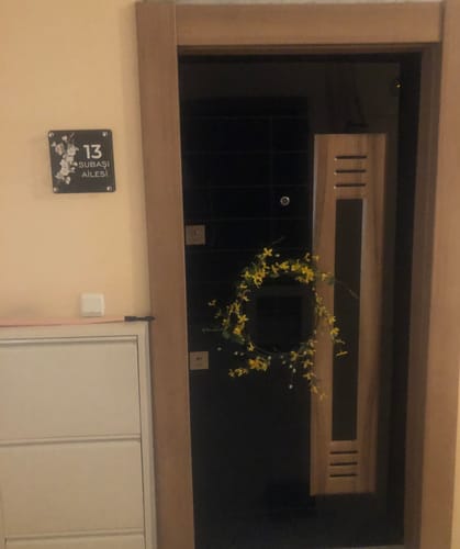 Kişiye Özel Beyaz Çiçek Dallı Kapı İsimliği için fotoğraflı müşteri yorumu