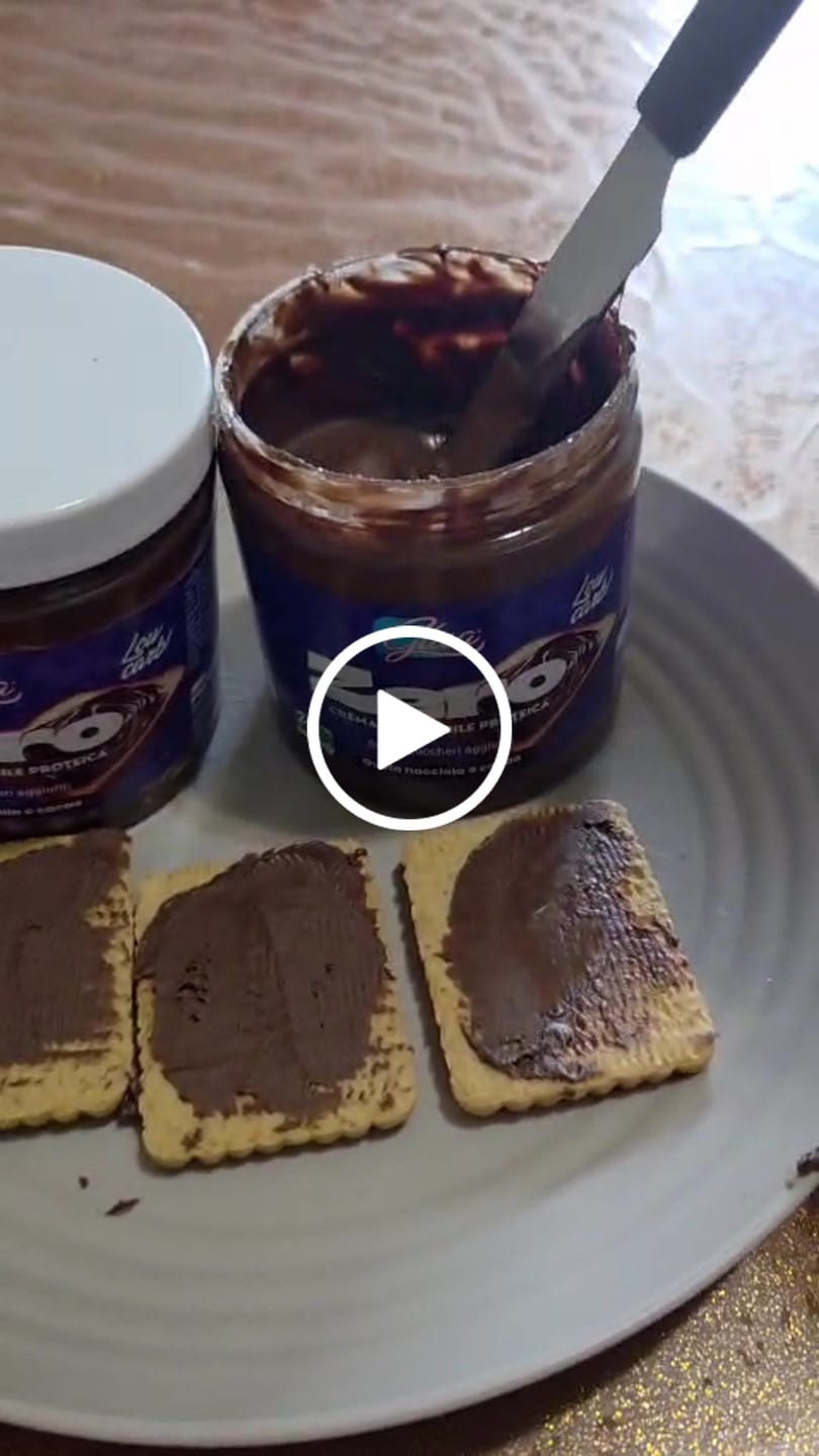 Customer video review of Crema proteica gusto nocciola e cacao