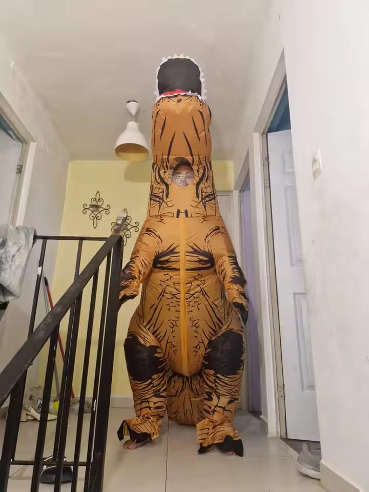Customer photo review of Aufblasbares T-Rex Kostüm – Dinosaurier Anzug (Erw. & Kinder)