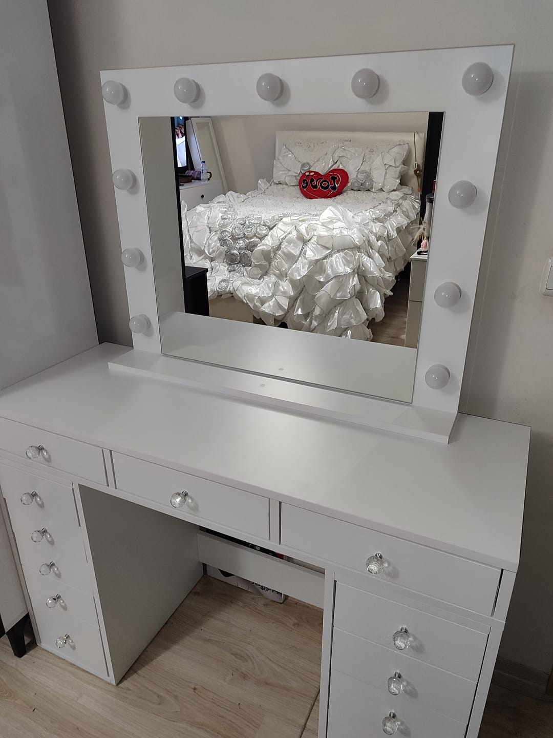 Customer photo review of Rani BJ119 Hollywood Işıklı Aynalı Kulis Makyaj Masası 13 Çekmeceli Takı Düzenleyici Beyaz