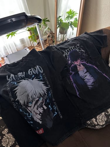 Customer photo review of Jujutsu Kaisen Gojo Satoru Vintage T-Shirt