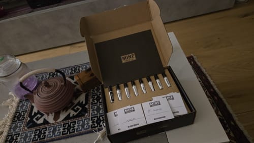 Recensione del cliente del set di campioni orientali e legnose MINE nella sua confezione aperta ed elegante.