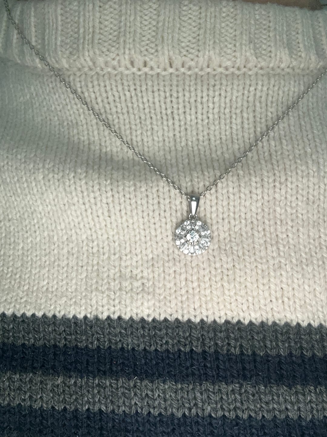Customer photo review of Collar Dije Círculo Zirconias Corte Baguette