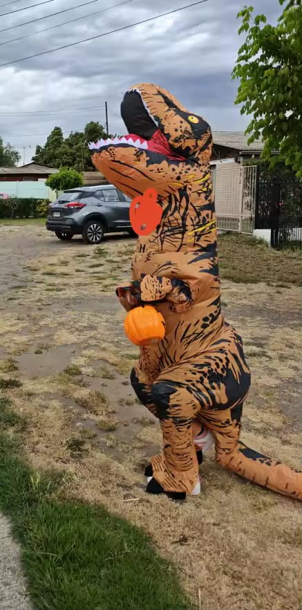 Customer photo review of Aufblasbares T-Rex Kostüm – Dinosaurier Anzug (Erw. & Kinder)