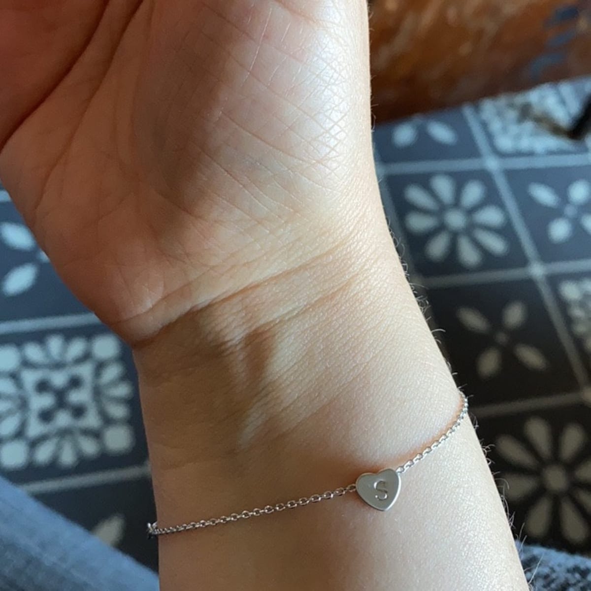 Customer photo review of Bracciale personalizzato con iniziale a forma di cuore