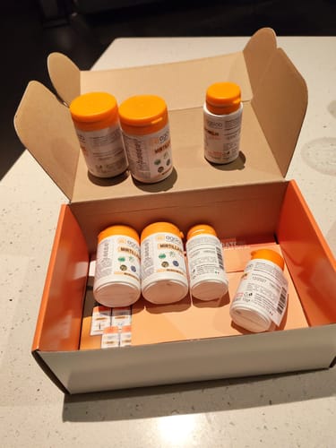 Recensore mostra diverse confezioni di Bromelin ULTRA all'interno della scatola di spedizione aperta.