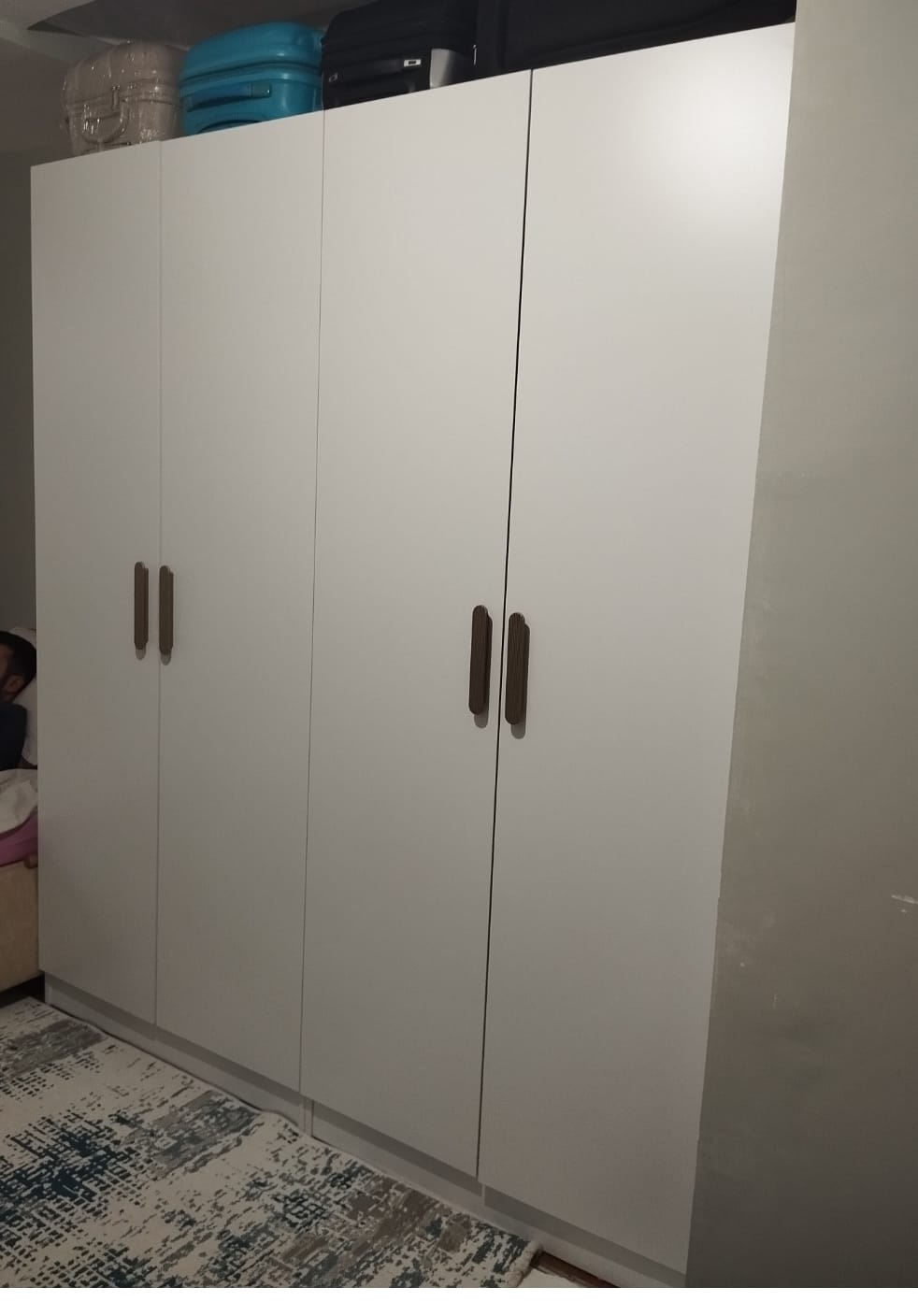 Customer photo review of Rani BA163 Geniş Gardırop Elbise Dolabı 4 Kapaklı 2 Raflı 4 Askılı Modüler Dolap Beyaz