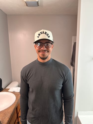 Customer photo review of ‘SERVANT’ Premium SnapBack - Cream/Black