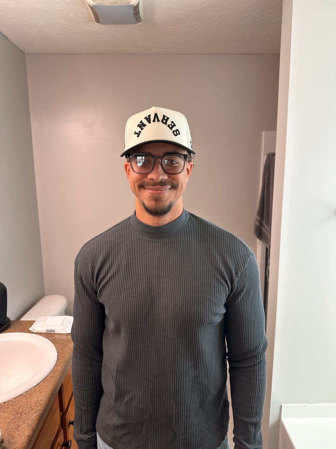 Customer photo review of ‘SERVANT’ Premium SnapBack - Cream/Black