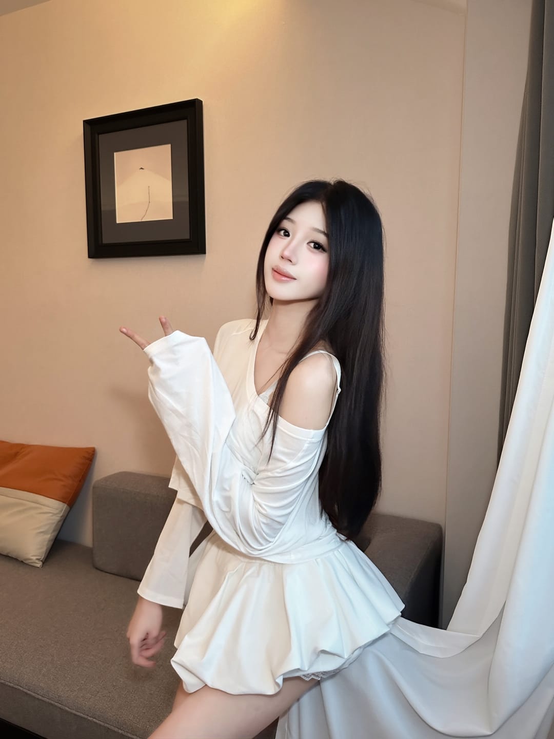 Customer photo review of WARDEN EDGE Off-Shoulder Cropped Long Sleeve T-Shirt