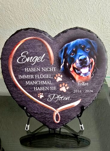 Ein Kunde zeigt sein individuelles Schieferherz als Gedenken an seinen Hund Thor, mit einem Foto und Spruch bedruckt.