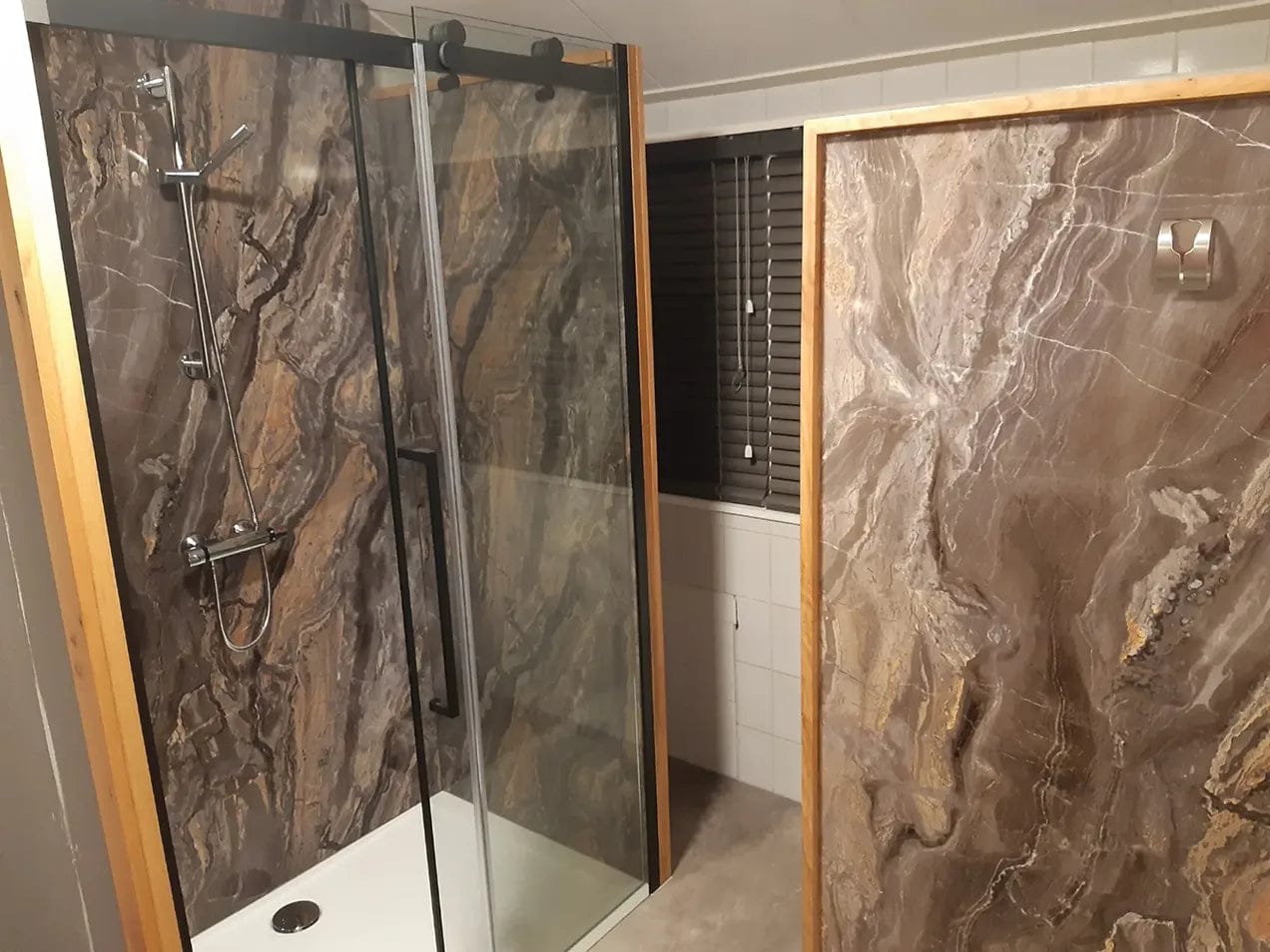 Customer photo review of Plaque Mural PVC Imitation Marbre – Onyx Cuivré Royal 260 x 120 CM