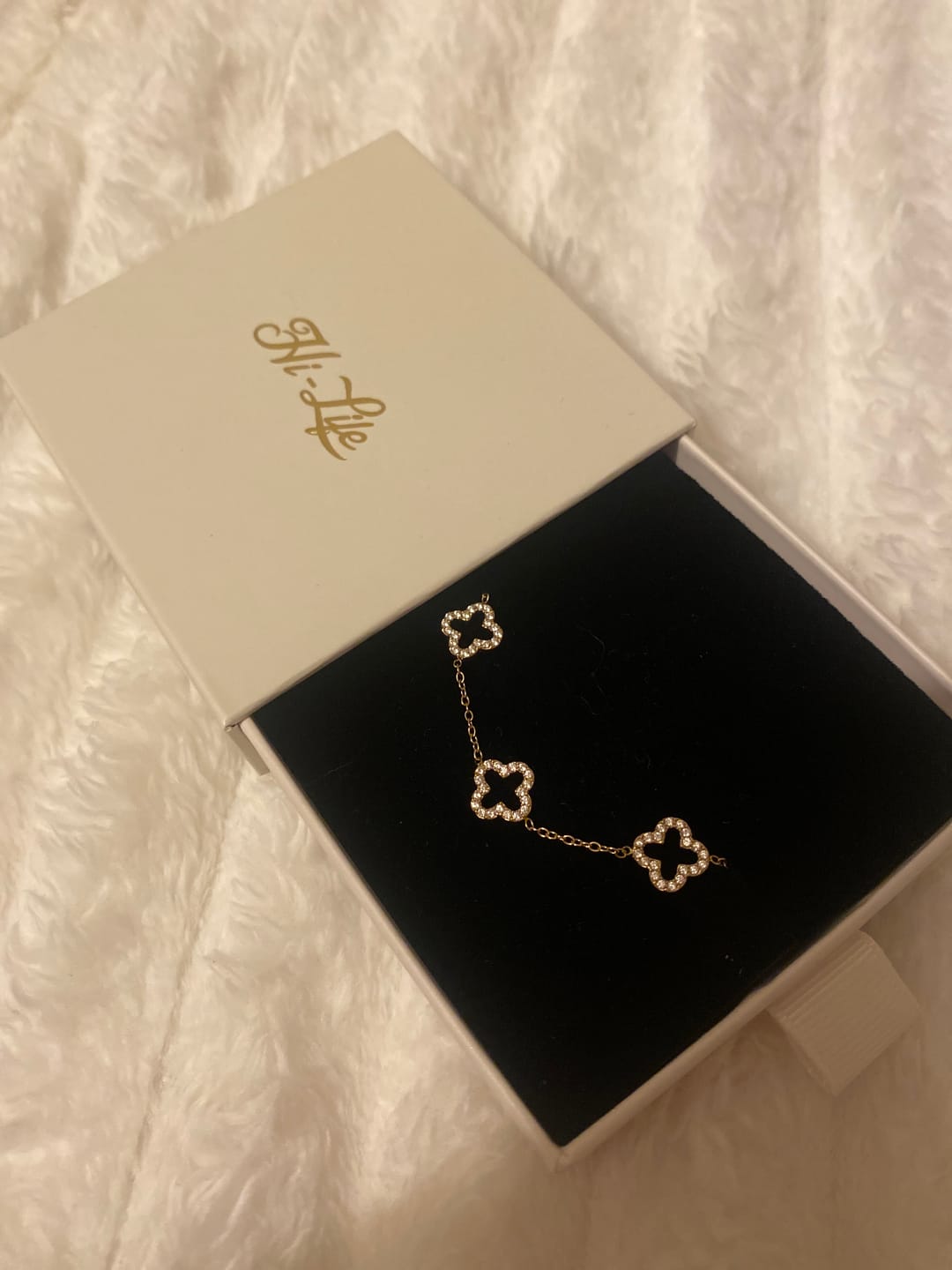 Customer photo review of Pave Perlmutt Lucky Leaf Abbaddon Armband 14K Vergoldet