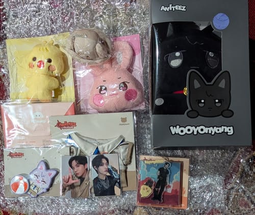 Customer shows the ATEEZ-themed contents of their K-POP RANDOM BOX, including plushies, photocards, and other assorted merchandise.