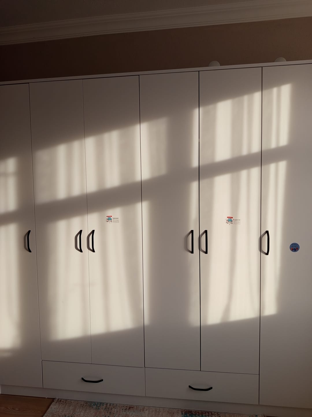 Customer photo review of Rani BA134 Geniş Gardırop Elbise Dolabı 6 Kapaklı 2 Çekmeceli 14 Raflı 2 Askılı Beyaz