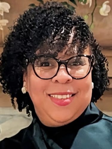 Reviewer shows her defined, curly hairstyle after using the FIGLEAF & MARIGOLD Mousse & Gel Styling Bundle.