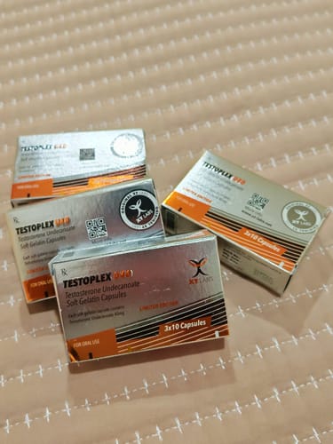 Un cliente muestra cuatro cajas plateadas y naranjas de Testoplex U40 XT Labs.