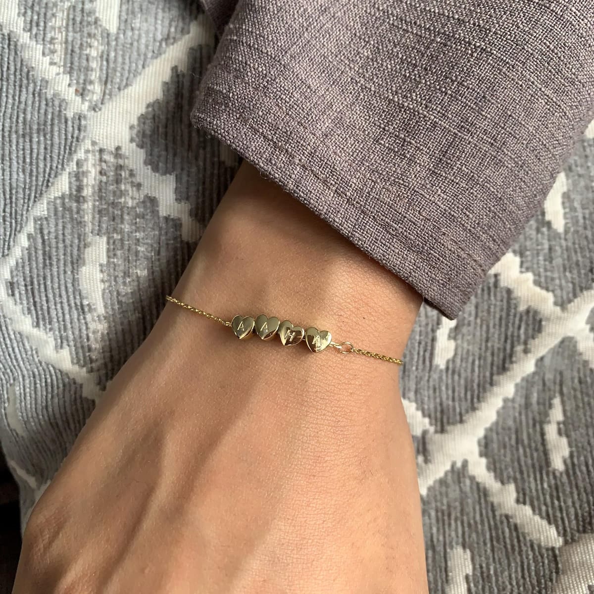 Customer photo review of Bracciale personalizzato con iniziale a forma di cuore