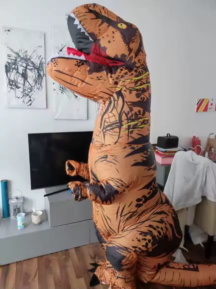 Customer photo review of Aufblasbares T-Rex Kostüm – Dinosaurier Anzug (Erw. & Kinder)