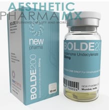 Reseñador muestra el frasco y la caja del producto New pharma Boldenona 200mg.