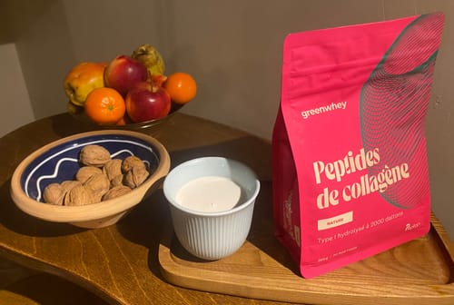 Photo d'un client : le sachet de Peptides de Collagène rose posé à côté d'une boisson lactée.
