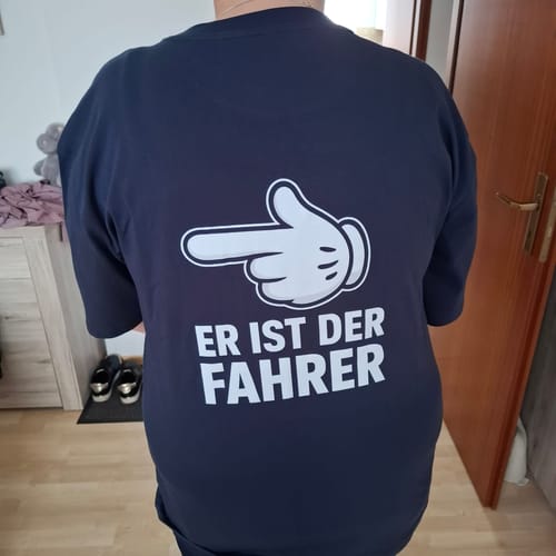 Customer photo review of Er ist der Fahrer - Rückendruck | Premium T-Shirt