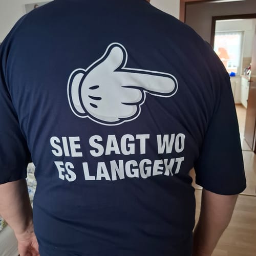 Customer photo review of Sie sagt wo es langgeht - Rückendruck | Premium T-Shirt