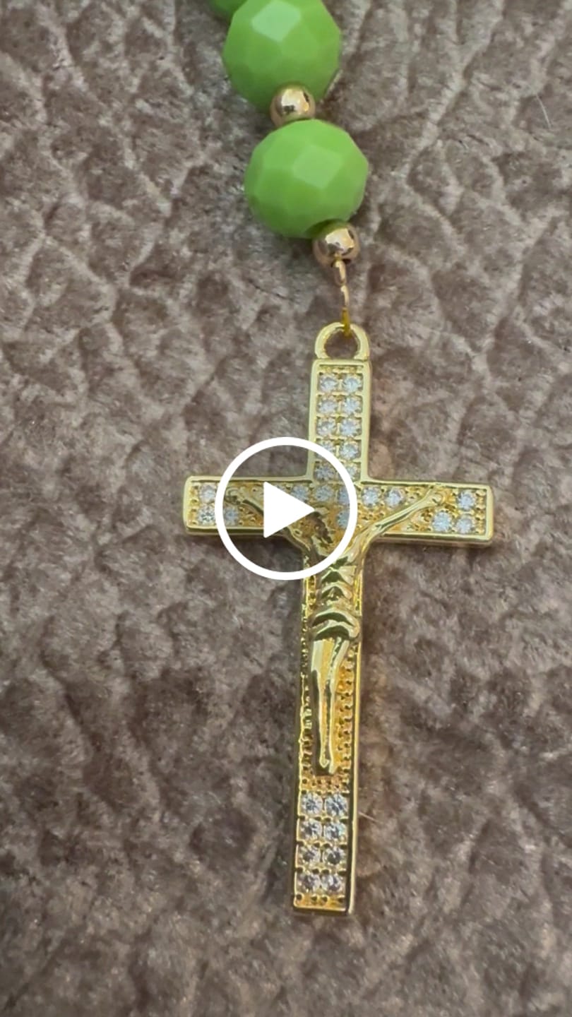 Customer video review of La Mama | Gypsywagon | Vergulde ROLLEMAN Logo Rozenkrans met Kruis en Magneetsluiting