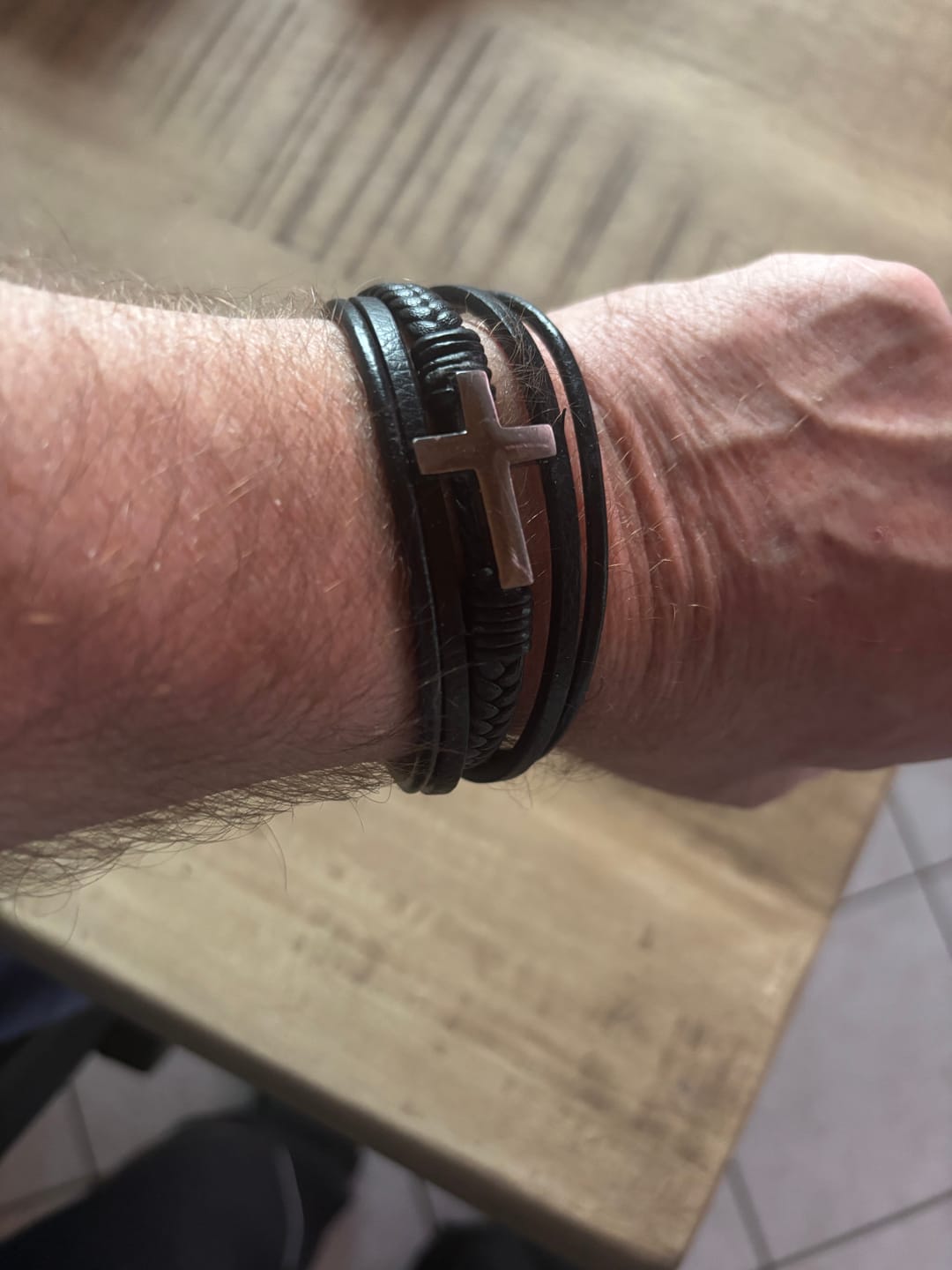 Customer photo review of Christianartworkshop Geflochtenes Kreuz-Lederarmband: Beständige Gnade für jedes Handgelenk