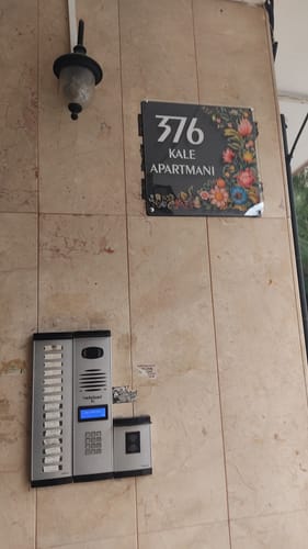Çiçek Desenli Zarif Daire Kapı Tabelası için fotoğraflı müşteri yorumu
