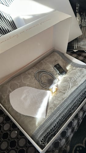 Customer photo review of Coffret tapis de prière épais crème
