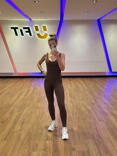 Customer photo review of Macacão Fitness Decote Costas Marrom Coffee