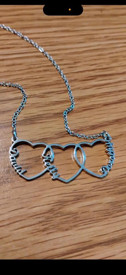 Customer photo review of Collana personalizzata con nome a forma di cuore