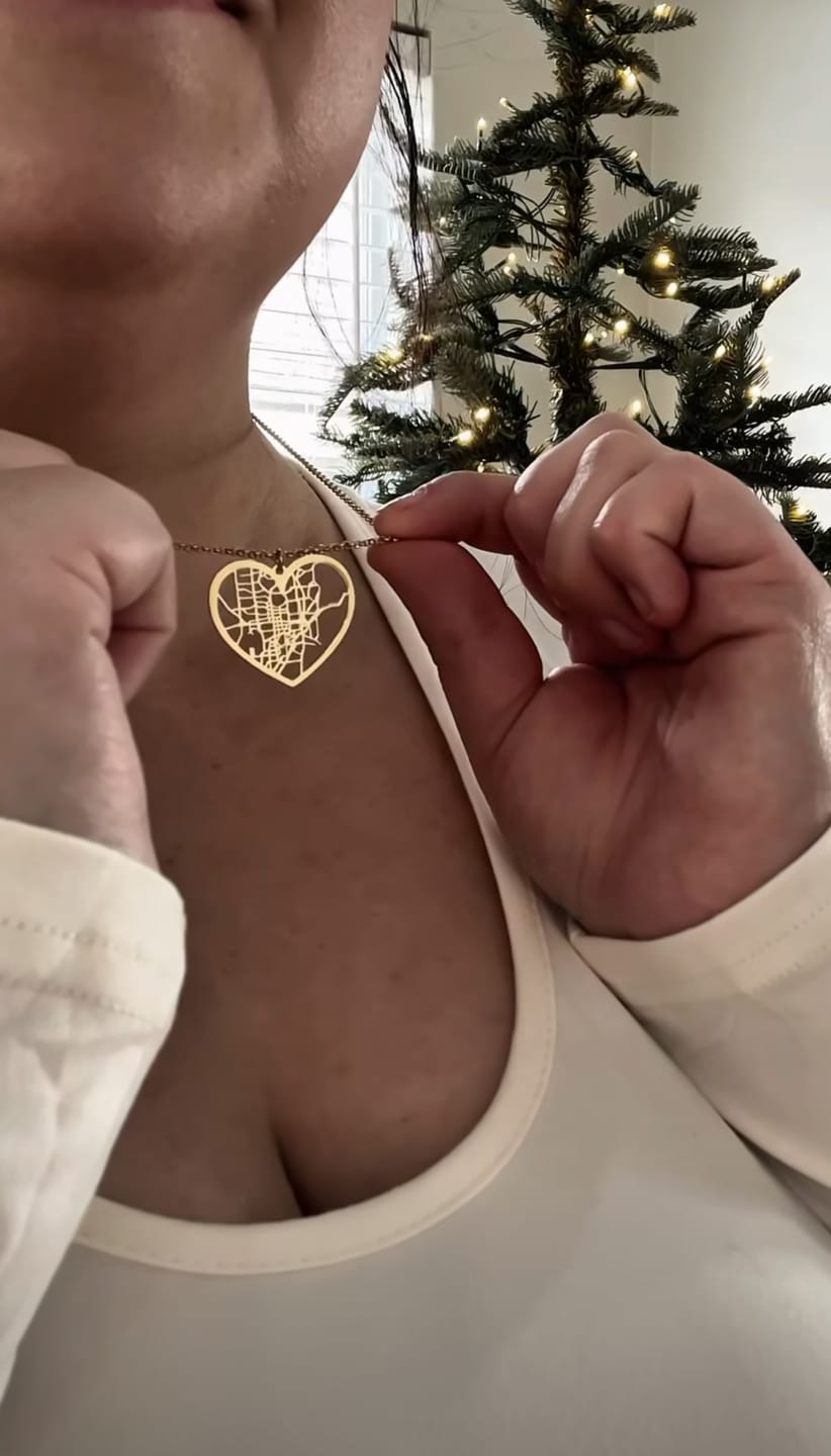 Customer photo review of Collana personalizzata con mappa