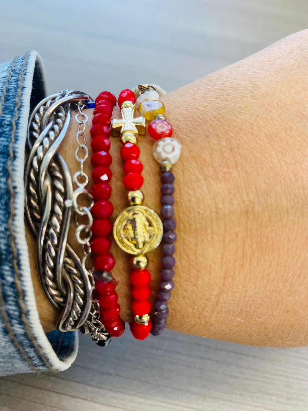 Customer photo review of Pulsera Chaquiras San Benito y Cruz