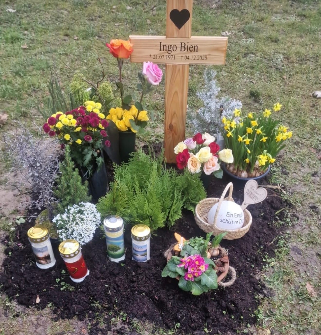 Customer photo review of Grabkreuz aus Holz mit Namen und Motiv