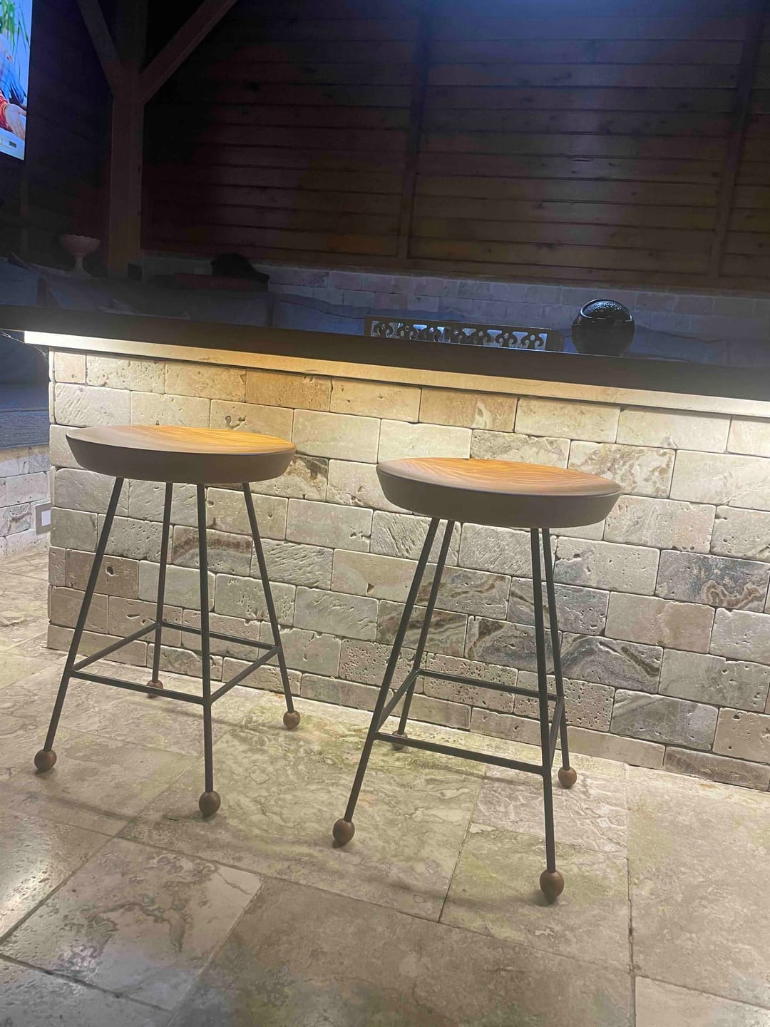 Customer photo review of Tabure Ahşap Siyah Metal Ayaklı - 47cm