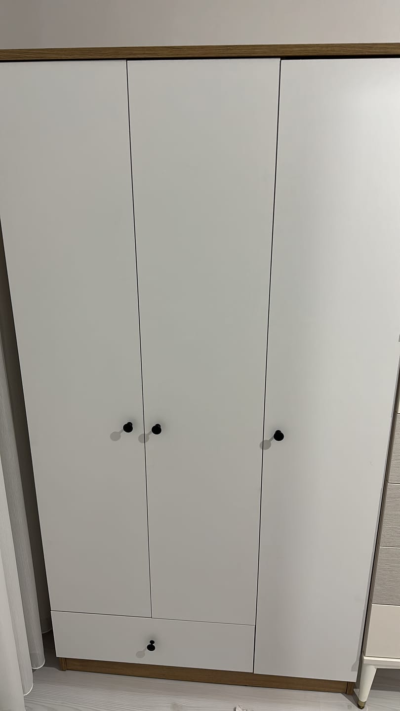 Customer photo review of Rani BA117 Gardırop Elbise Dolabı 3 Kapaklı 1 Çekmeceli 6 Raflı 1 Askılı Sepet Ceviz - Beyaz