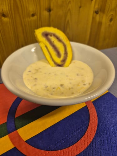 En kunde viser en Serviett Sameflagg brukt som dekorasjon under en dessertskål.