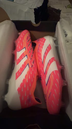 Customer photo review of PREDATOR ELITE LACELESS FG CORAL BLAZE - CORAL/BLANC/BEAM ORANGE