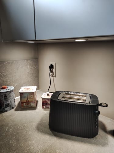 Recensent toont de prachtige zwarte Alessi Plissé broodrooster op het aanrecht.