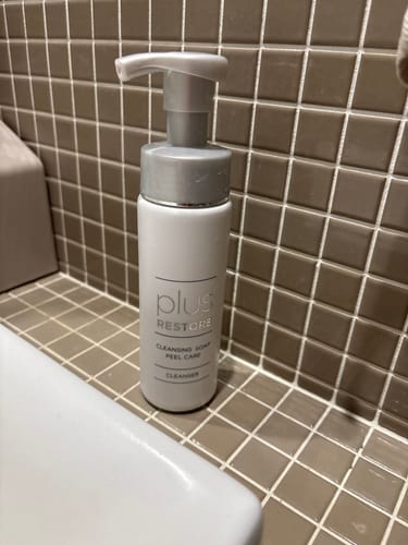 レビュアーの「クレンジングソープ泡ピールケア」のボトル。洗面台の隅に置かれている様子。