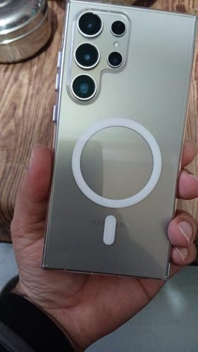 Customer holding a Samsung S24 Ultra, showing the fit of the Anti Yellow Magsafe Clear Case.